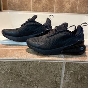 Black Nike air max 270